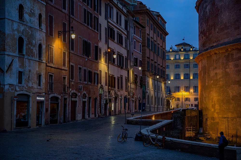 Promenade nocturne à la découverte des époques sombres de Rome: les histoires cachées et les coins hantés